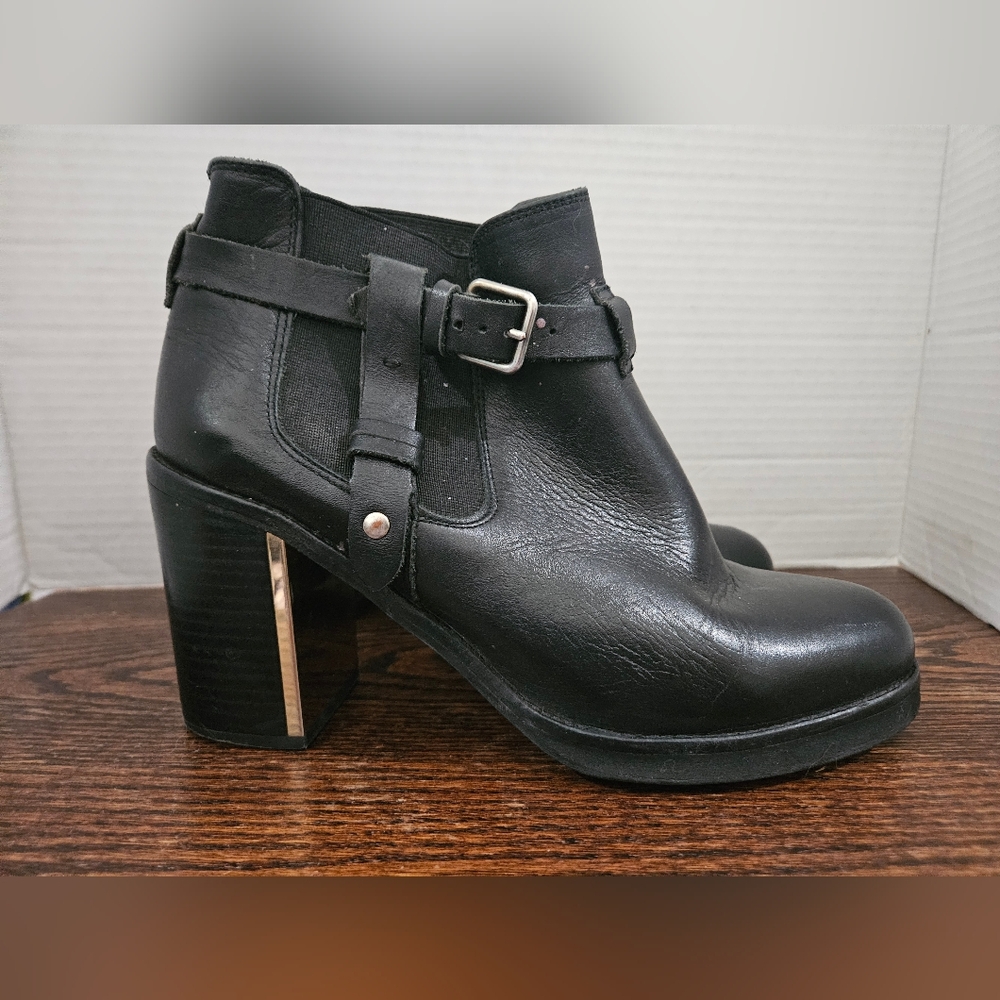 Black LEATHER Vintage Chelsea Boots Made In Spain. Size 8.5 Gold Heel Bin 1